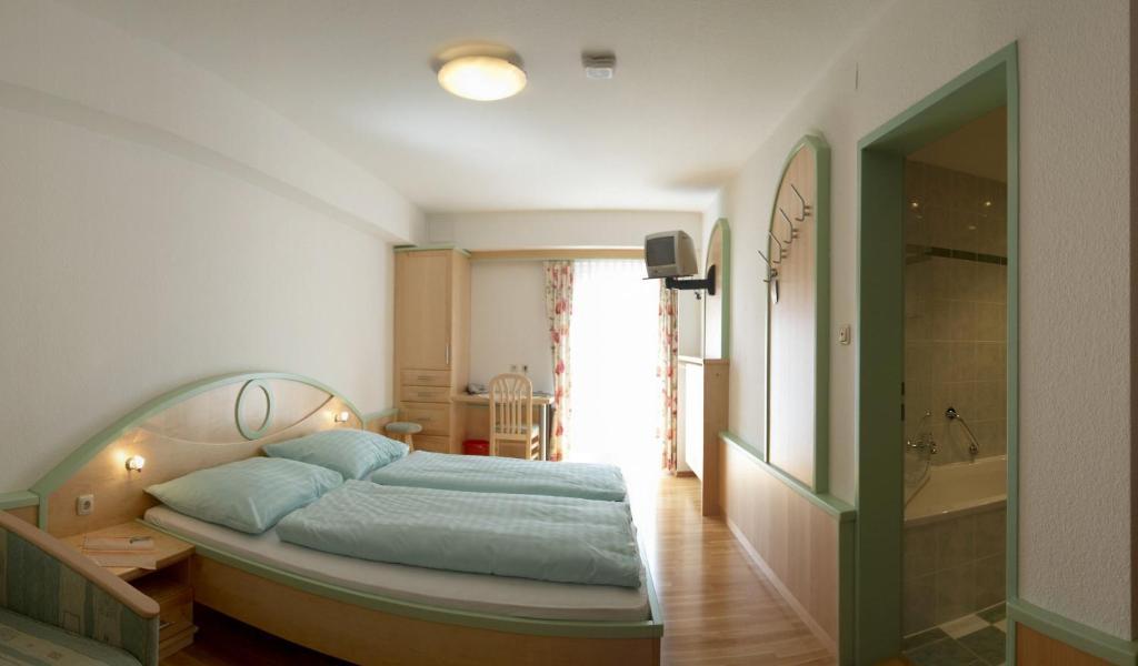 Hotel Zum Kirchenwirt Mariazell Room photo